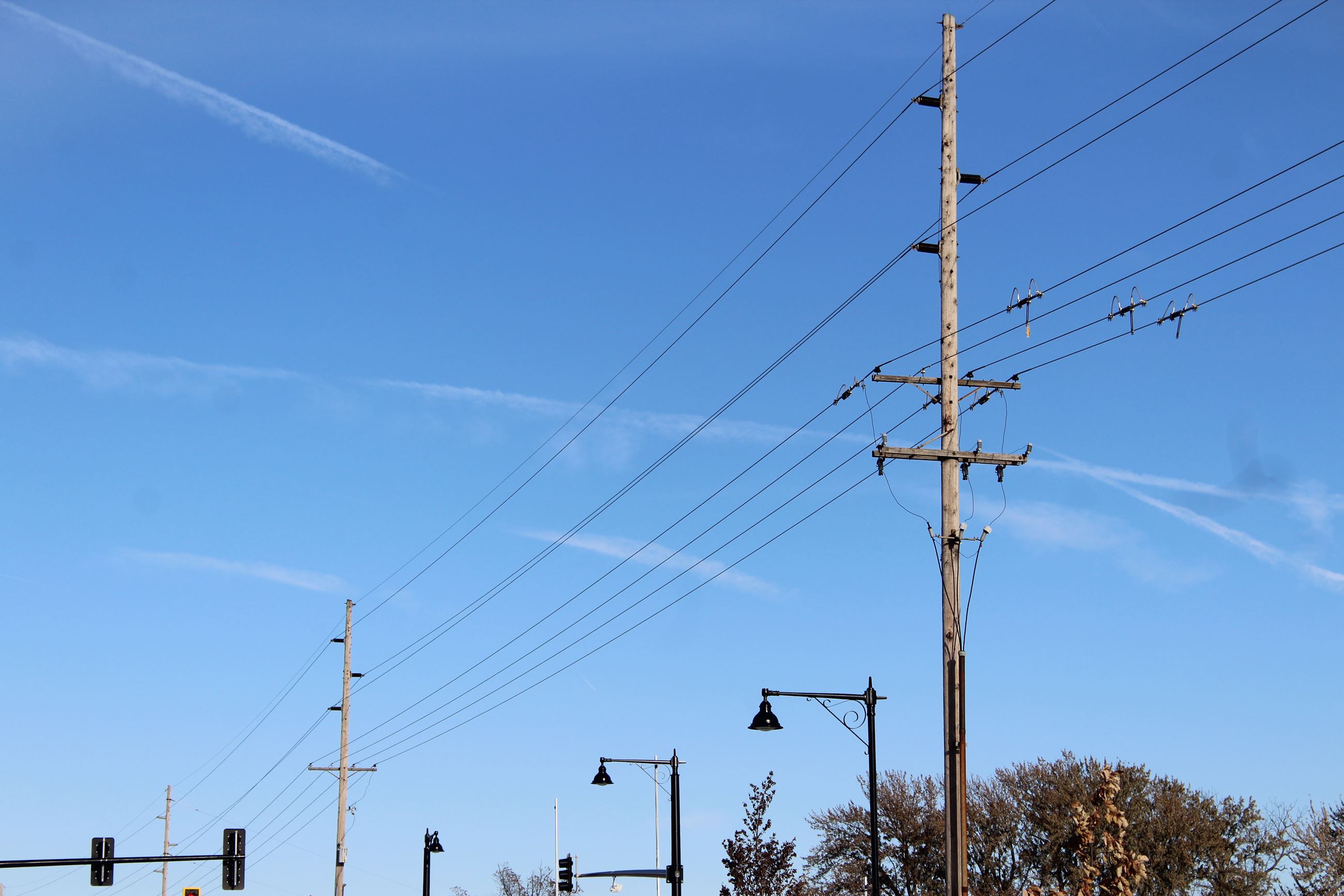 Mississippi Drive overhead electrical lines 111219  (JPG)