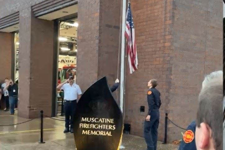 091123 Moment of Silence 004 - Muscatine Firefighters Memorial
