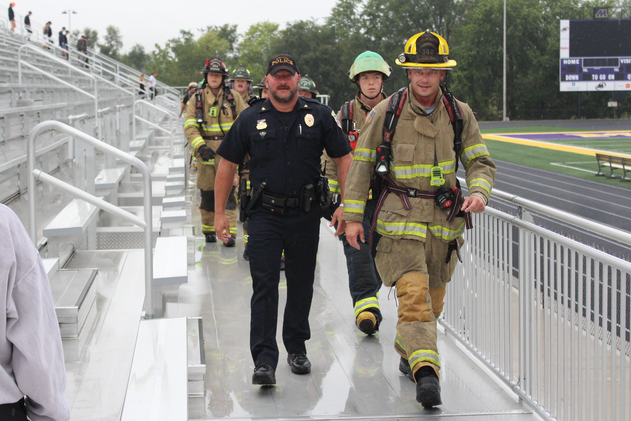 091123 Muscatine Stair Climb 006 = First lap complete