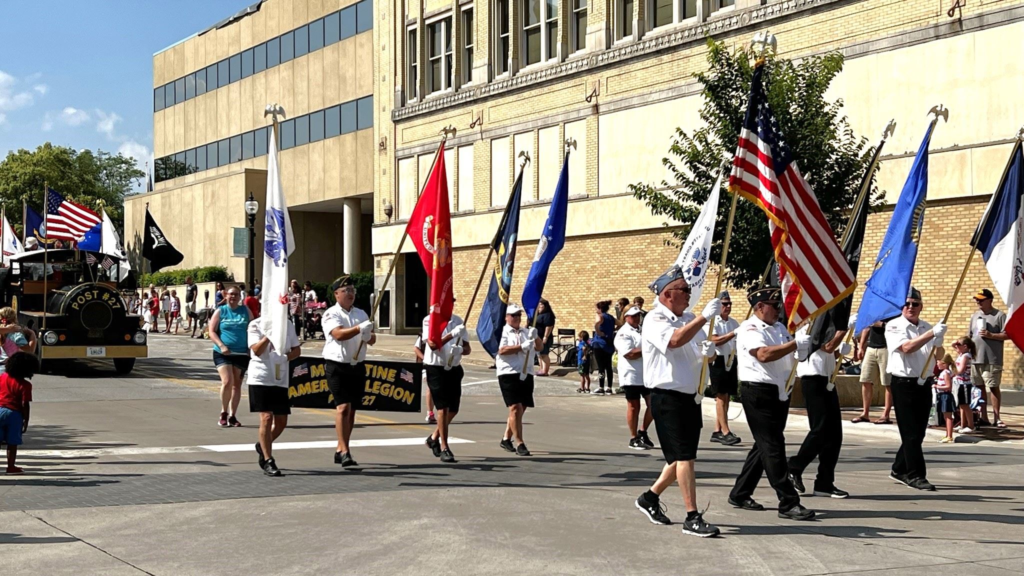 Muscatine Parade in Downtown (JPG)
