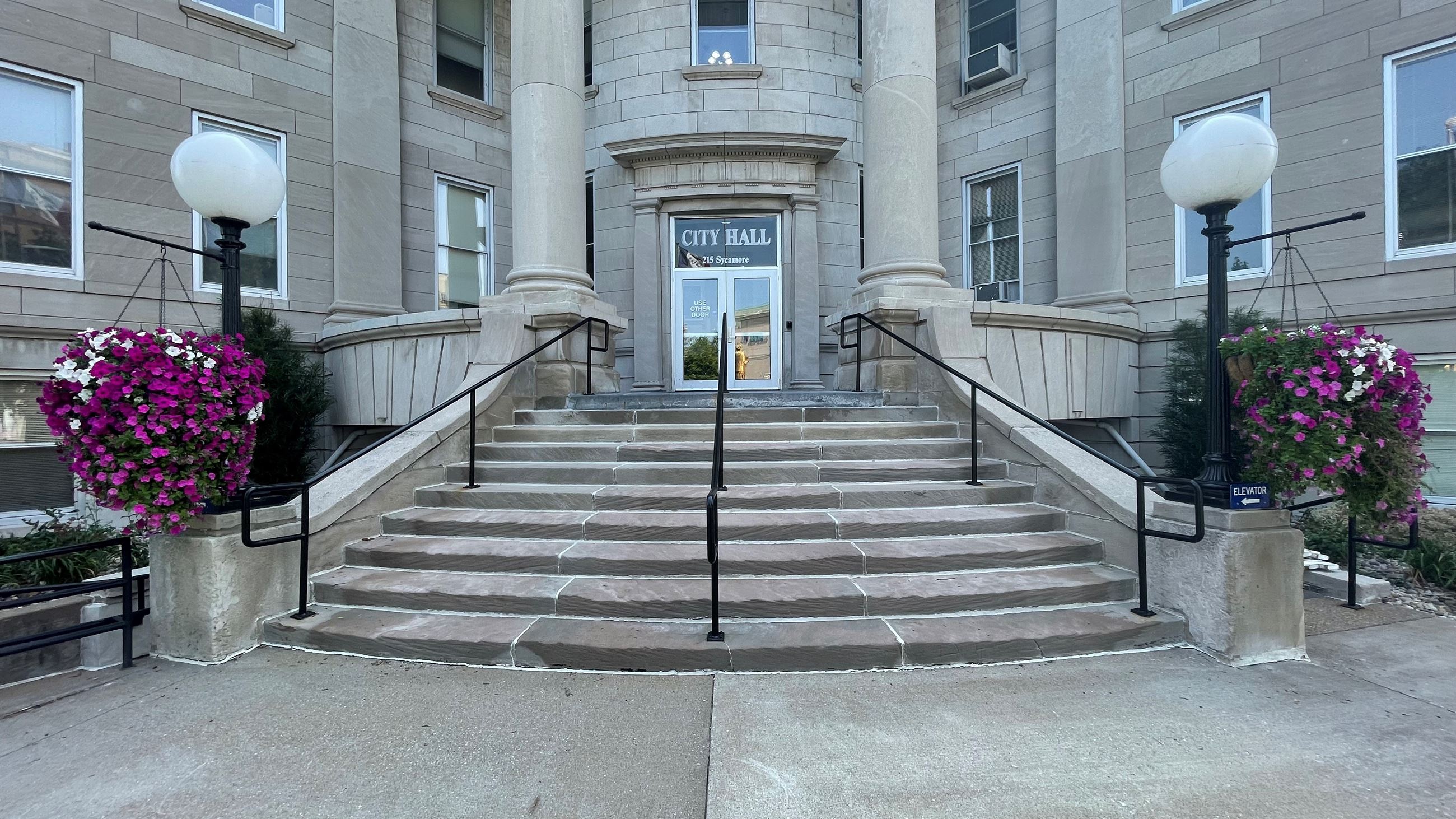 Front Steps of Muscatine City Hall (JPG) 08-15-2023